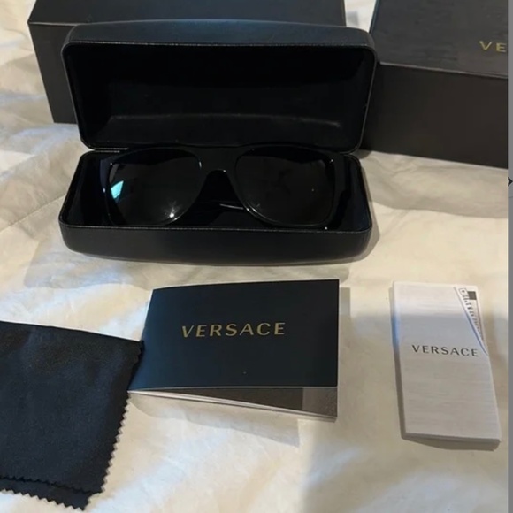 NWT Versace Polarized Black Sunglasses AUTHENTICATED main image 5